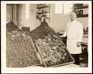 Portret van Chef Leoni met bakken donuts voor het Leger des Heils in het Hotel Commodore, 1919